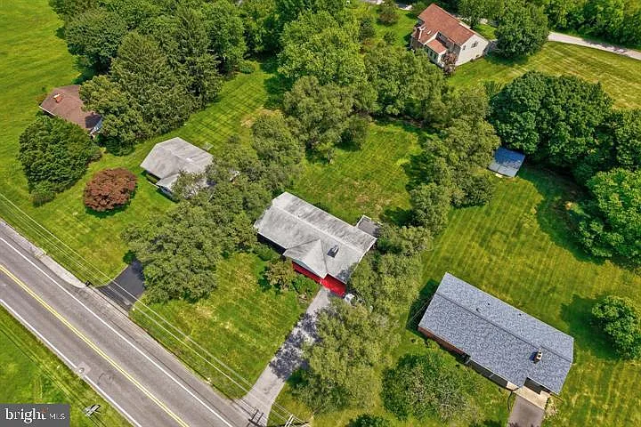 3 bed, 2.0 bath, 2374 sqft, $3,400 — Photo 4