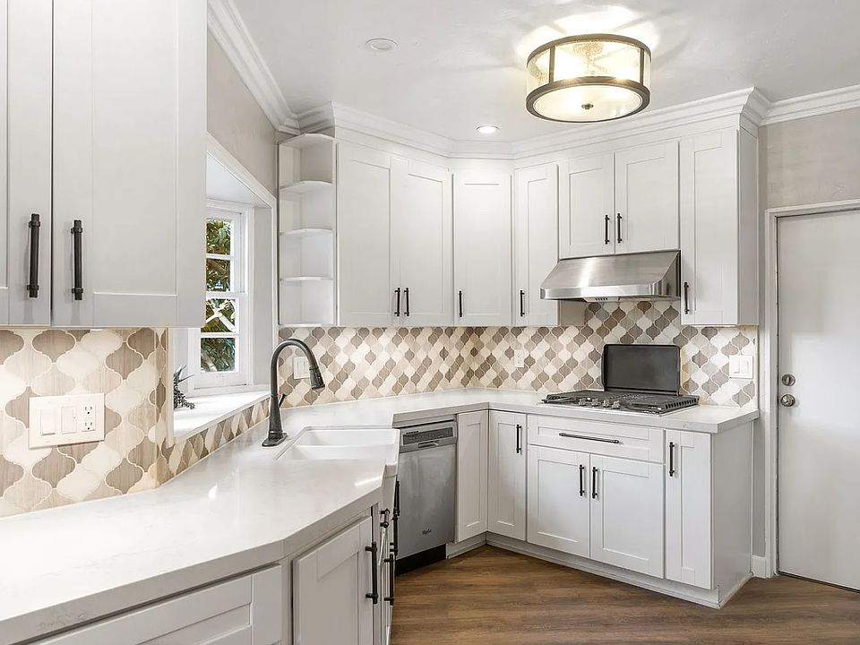 kitchen  324 Terracotta Terrace Howey in the Hills FL | Tricon