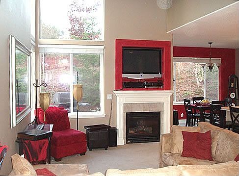 Beautiful Living w/high ceilings and floor to ceiling windows