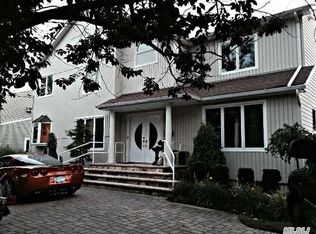 10 Lagoon Blvd, Massapequa, NY 11758