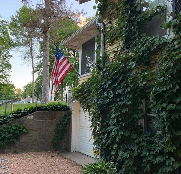 415 Gardner St E — Photo 2