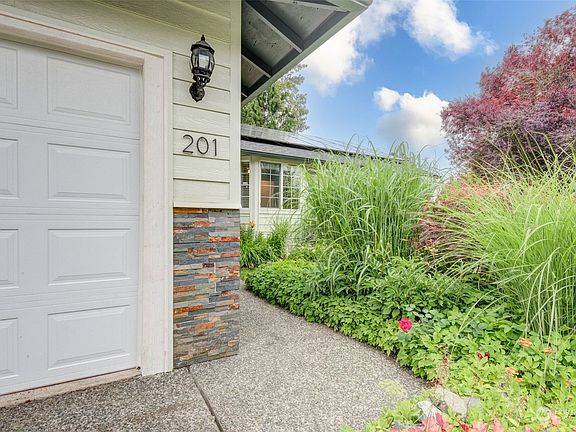 4th image of 201 W Pilchuck Street
