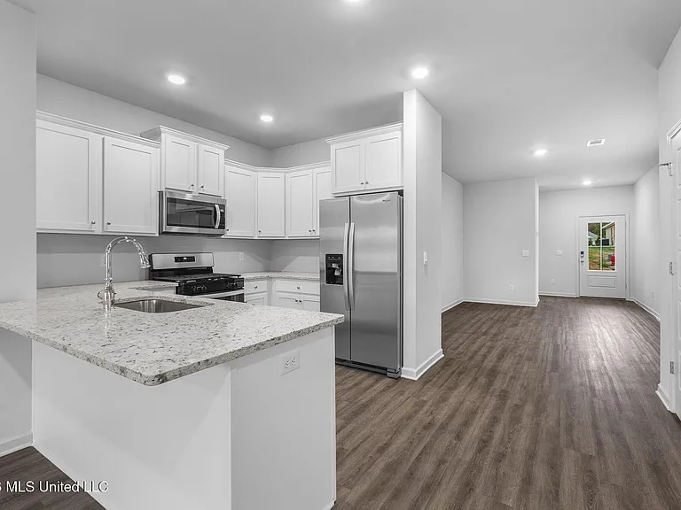 621 Stillwater Cv — Photo 12