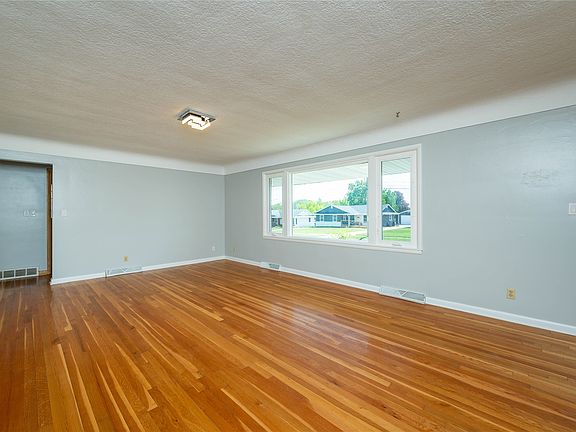 4th image of 7217 Maple Dr