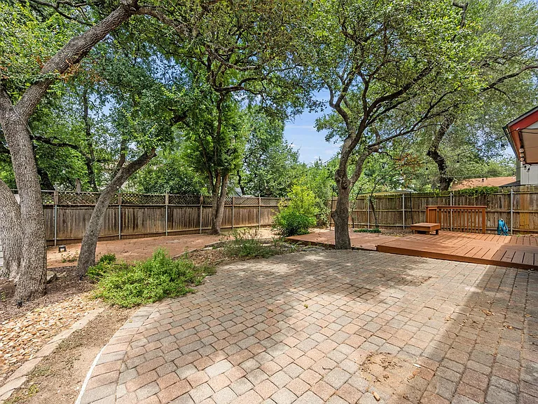 1901 Lobelia Dr — Photo 30