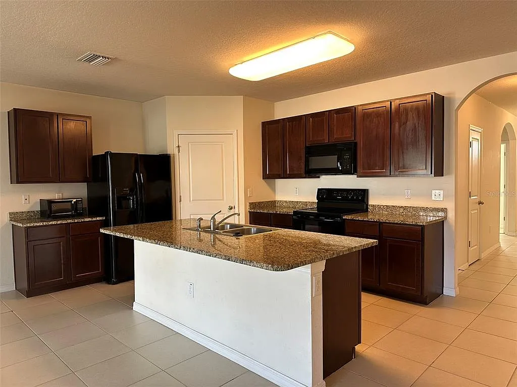 4 bed, 2.0 bath, 1828 sqft, $2,000 — Photo 3