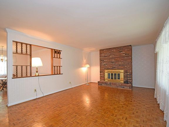 2nd image of 5880 Thornhill Ave