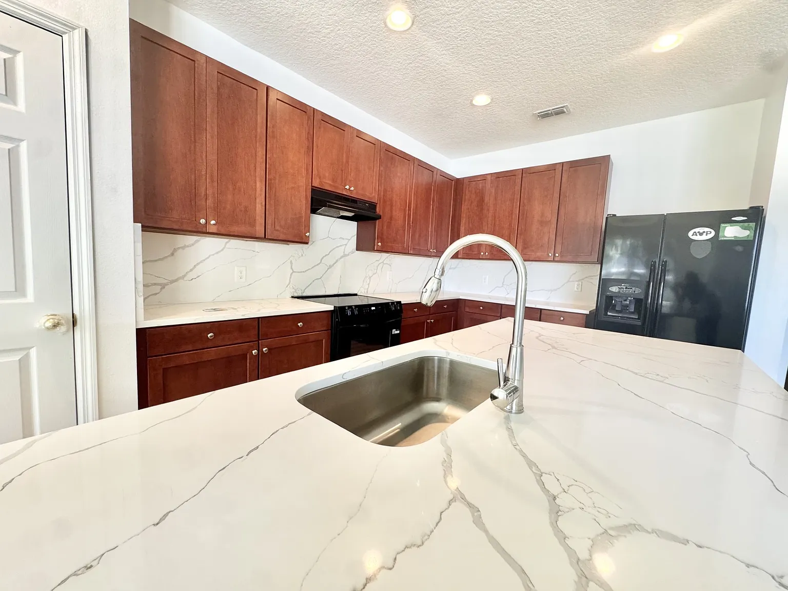 4 bed, 2365 sqft, $2,700 — Photo 2