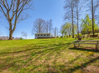 1409 Reedside Dr, Fancy Gap, VA 24328