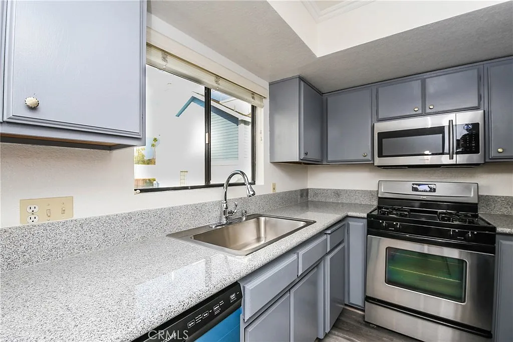 2 bed, 2.5 bath, 1035 sqft, $3,300 — Photo 4