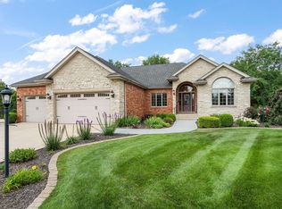 910 Hawk Cir, Crown Point, IN 46307