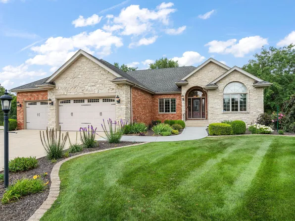 910 Hawk Cir, Crown Point, IN 46307