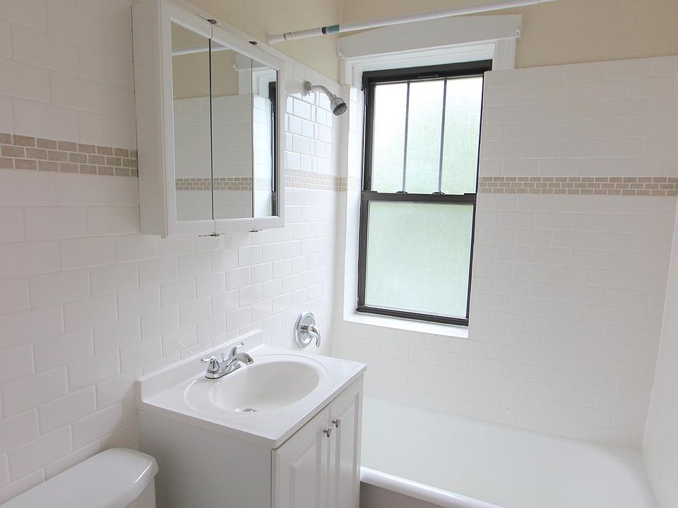 1st image of 1946 W Wilson Ave APT 2O