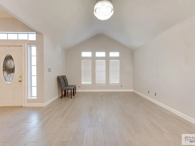 2709 S Calle Duquesa — Photo 3