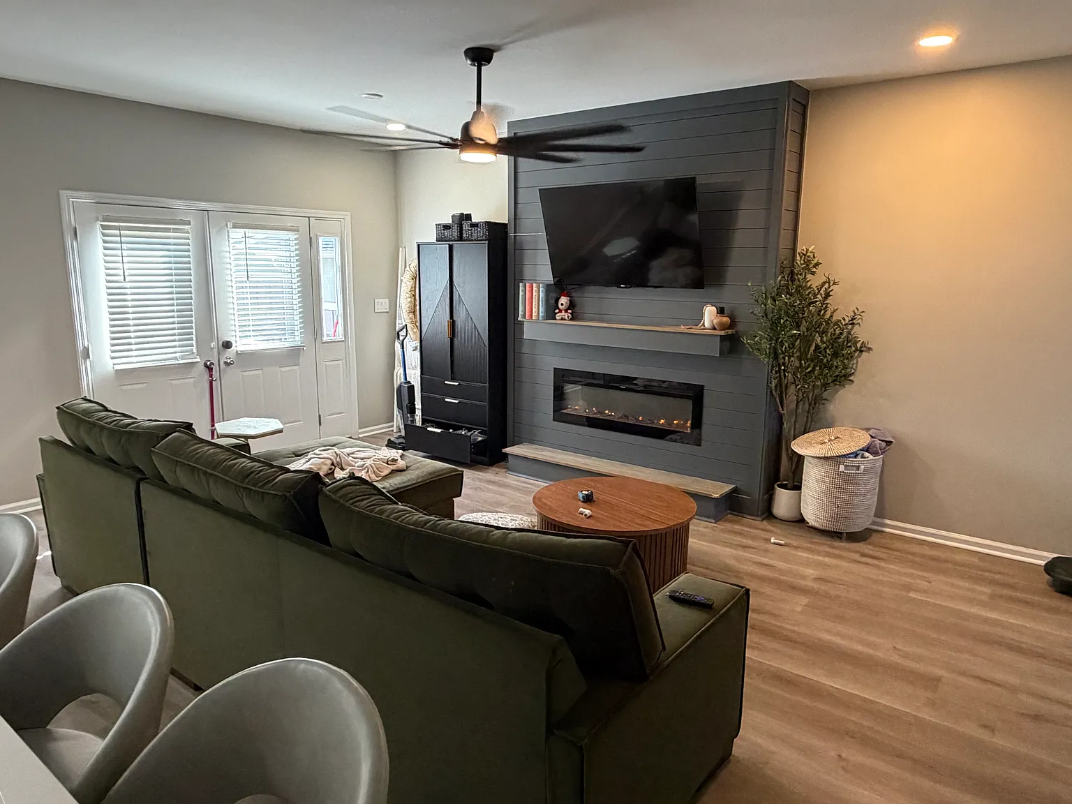 5 bed, 4.5 bath, 3260 sqft, $2,899 — Photo 2