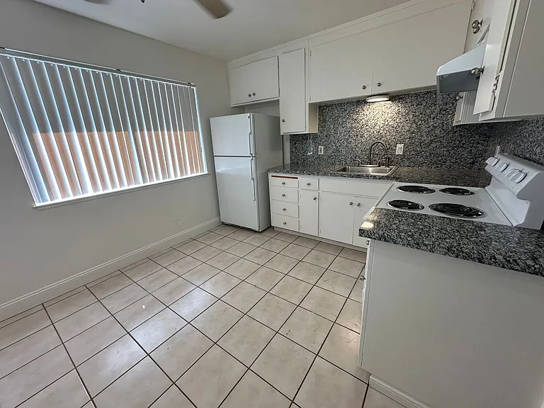 1089 Oakmont Dr — Photo 2