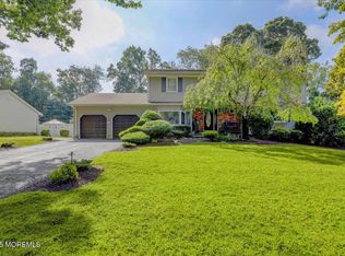 8 Kensington Dr, Manalapan, NJ