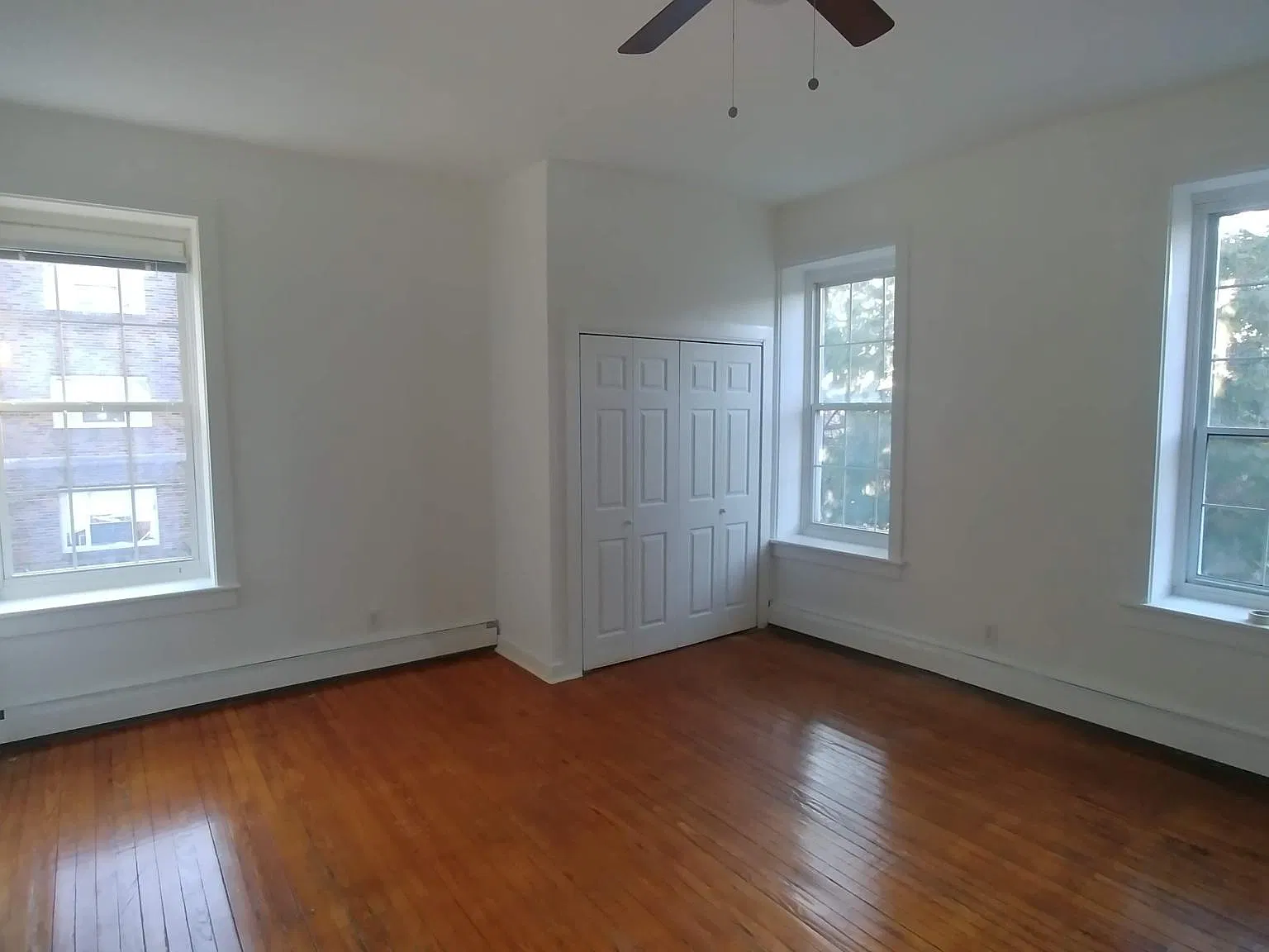 229 W Walnut Ln — Photo 2