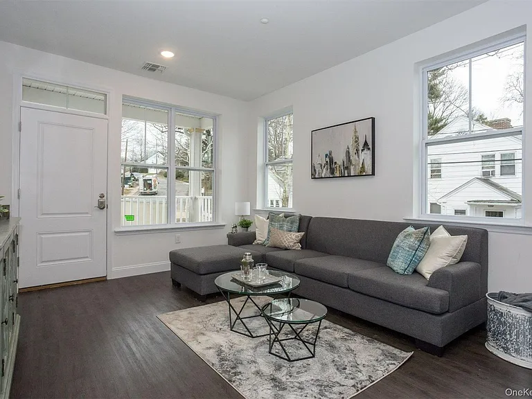 1046 New York Ave #6 — Photo 3