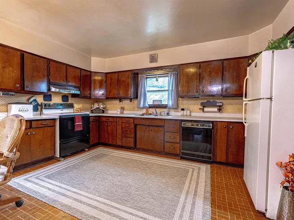 W8183 Elkhorn Rd, Whitewater, WI 53190
