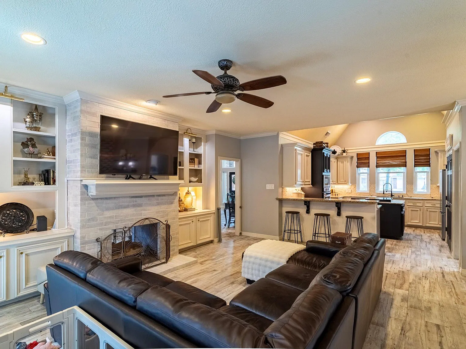 4 bed, 3.5 bath, 3261 sqft, $3,600 — Photo 3