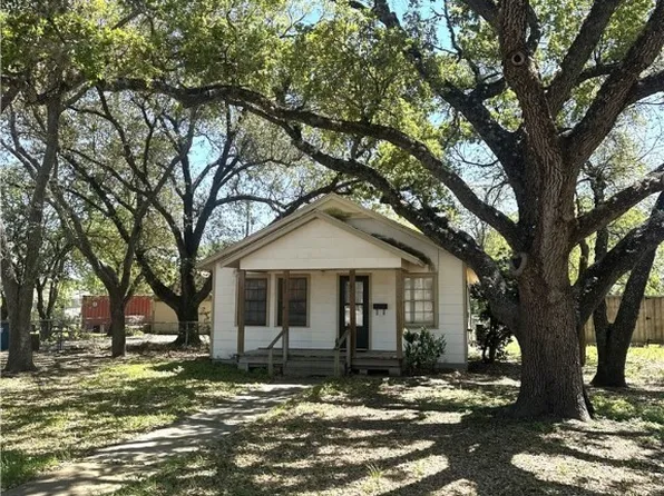 207 W Vance St, Refugio, TX 78377