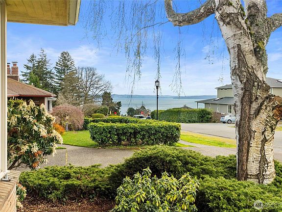 3rd image of 10702 39th Avenue SW