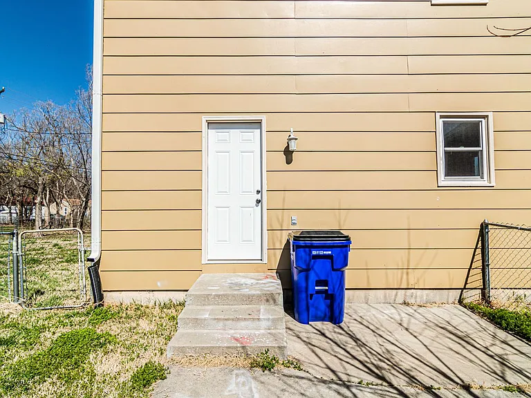 1369 Parkside Dr — Photo 20