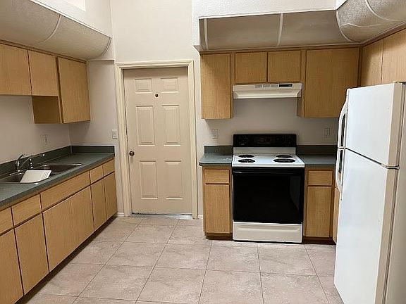 Enjoy this kitchen with plenty of room!