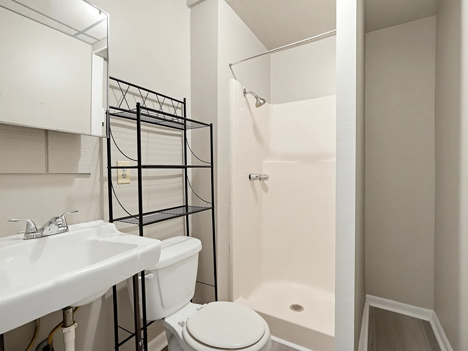 1 bed, 3472 sqft, $1,000 — Photo 4