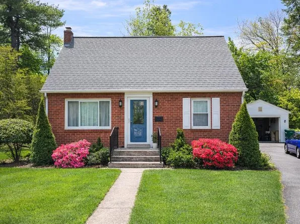 8 Green Cir, Camp Hill, PA 17011