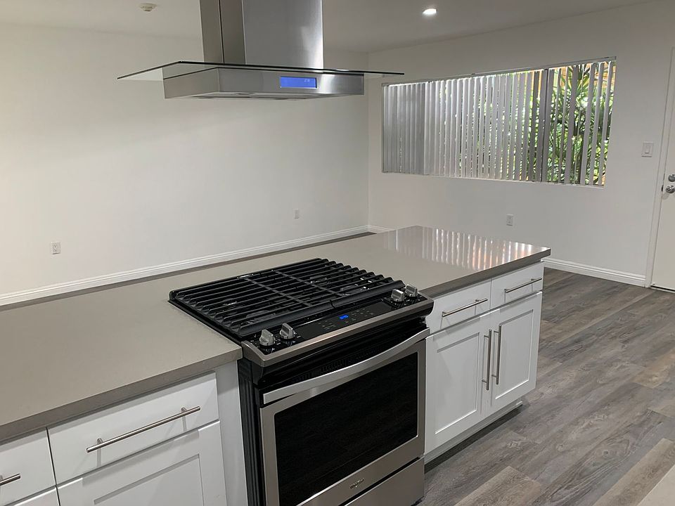 1st image of 2320 Vanderbilt Ln #6