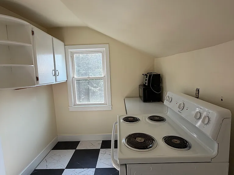 13 1/2 Mansfield Ave — Photo 3