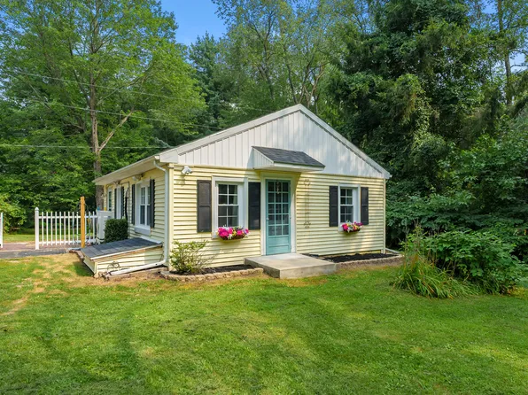 8662 N 42nd St, Augusta, MI 49012