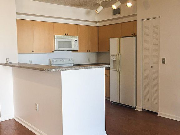 4th image of 1919 Van Buren St APT 614A