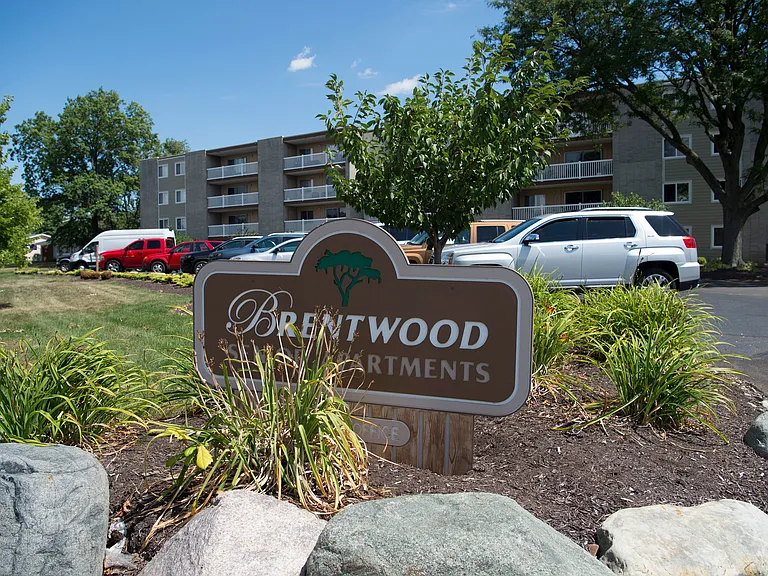 Brentwood Park Apartments — Photo 4