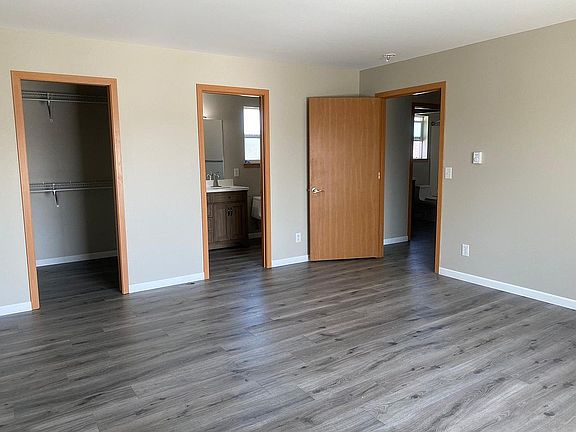 Master bedroom (16' x 14.5')