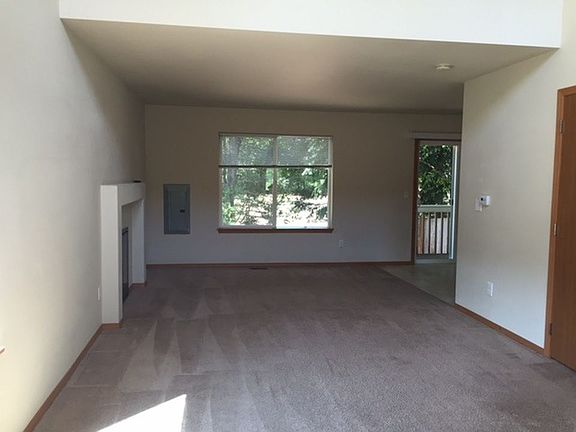 5th image of 805 NE Lauren St