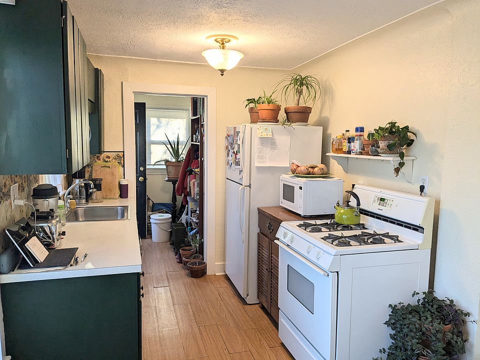 Cute Galley Kitchen, Gas stove