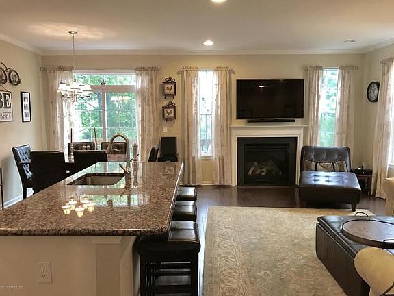 5th image of 318 Princeton Ct