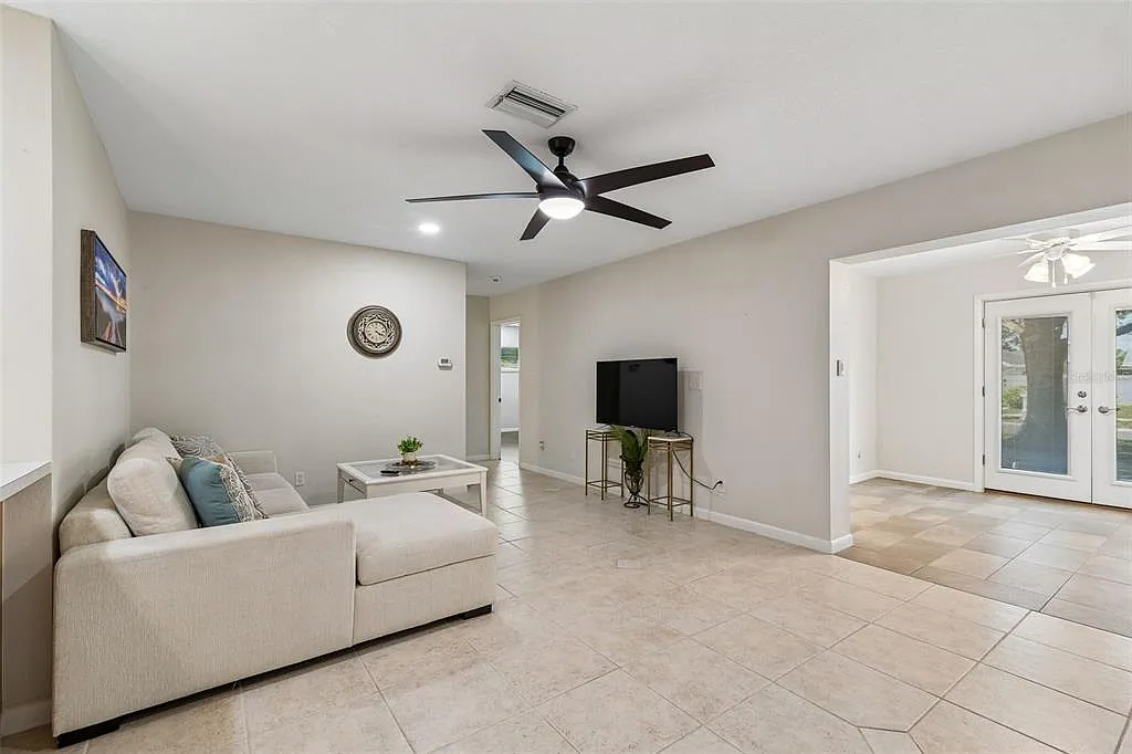 4 bed, 3.0 bath, 2561 sqft, $3,950 — Photo 4