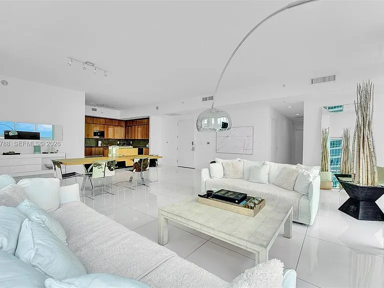 50 S Pointe Dr #2102 — Photo 14