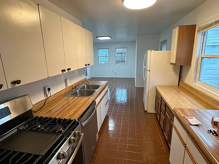 1007 E Michigan Ave — Photo 4