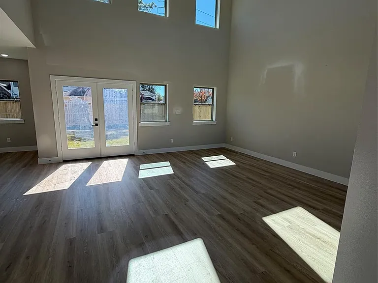 2523 Liguria — Photo 4
