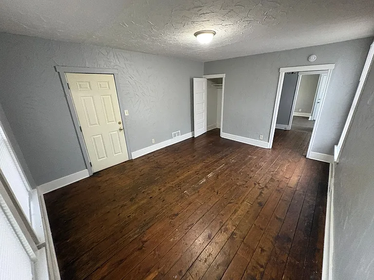 1032 C — Photo 2