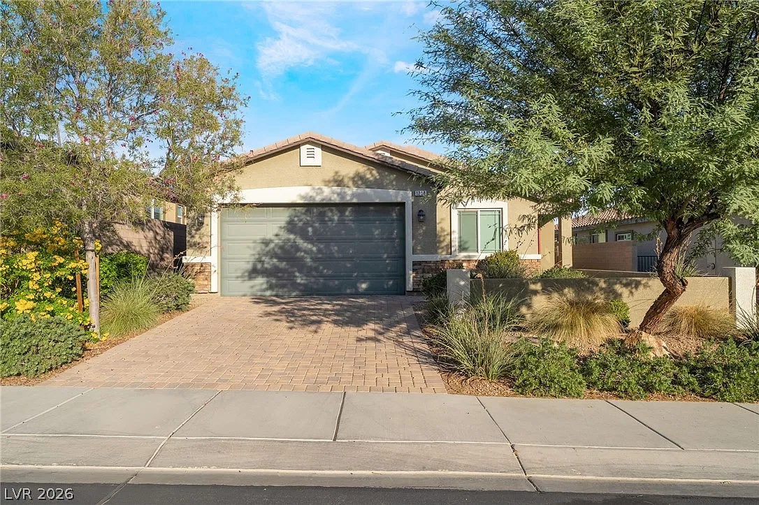 3 bed, 2.0 bath, 1594 sqft, $2,095 — Photo 1