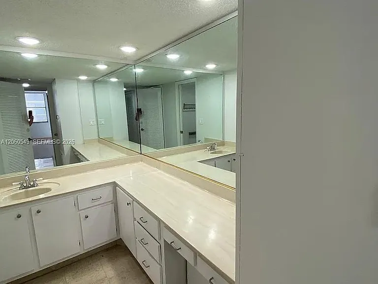 6039 Collins Ave #516 — Photo 12