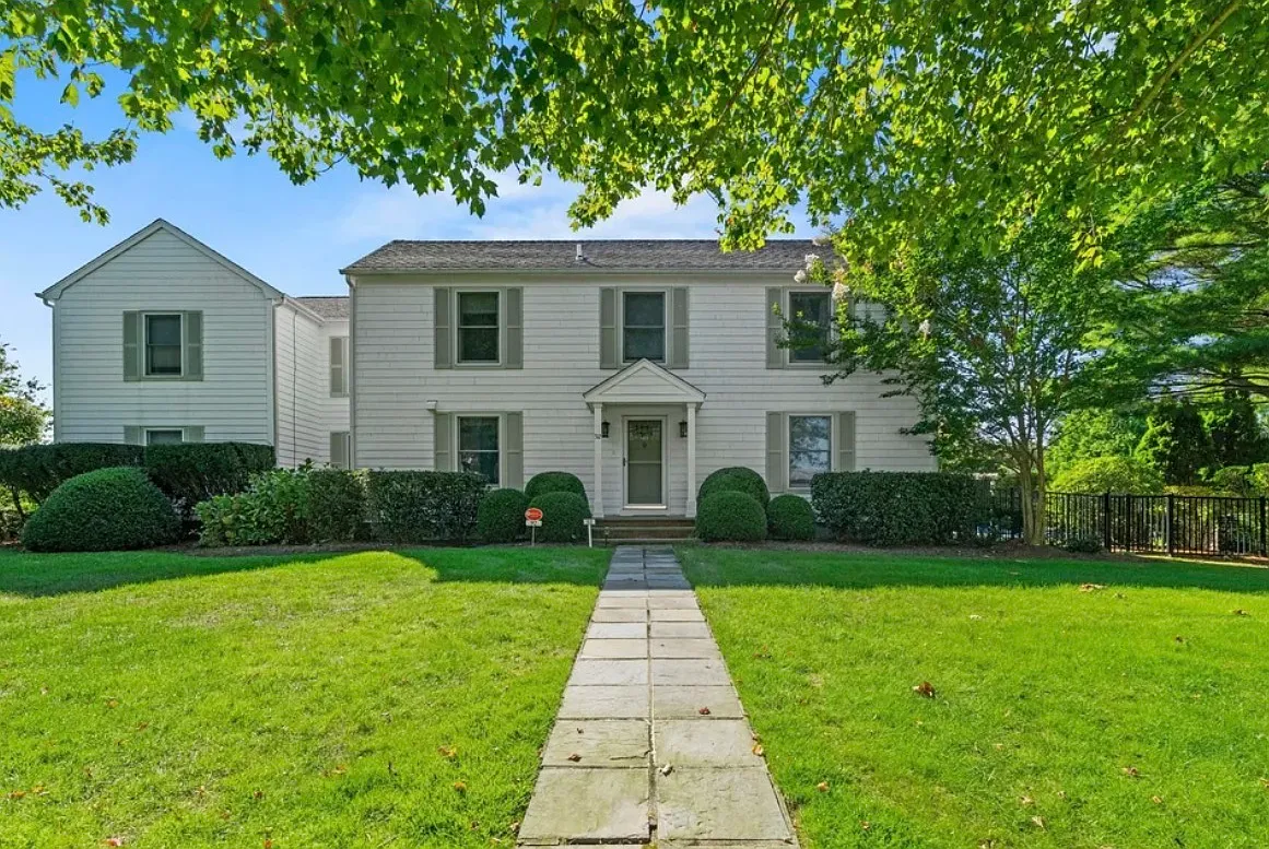 5 Bedroom Southampton Village — Photo 1