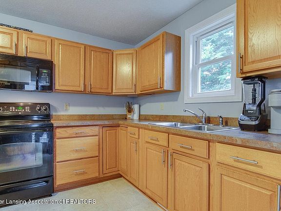 5th image of 824 Riverview Ave