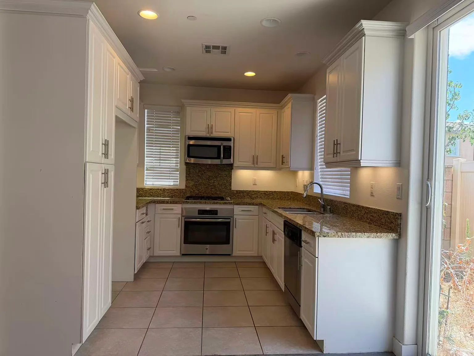 729 Huron Dr — Photo 2